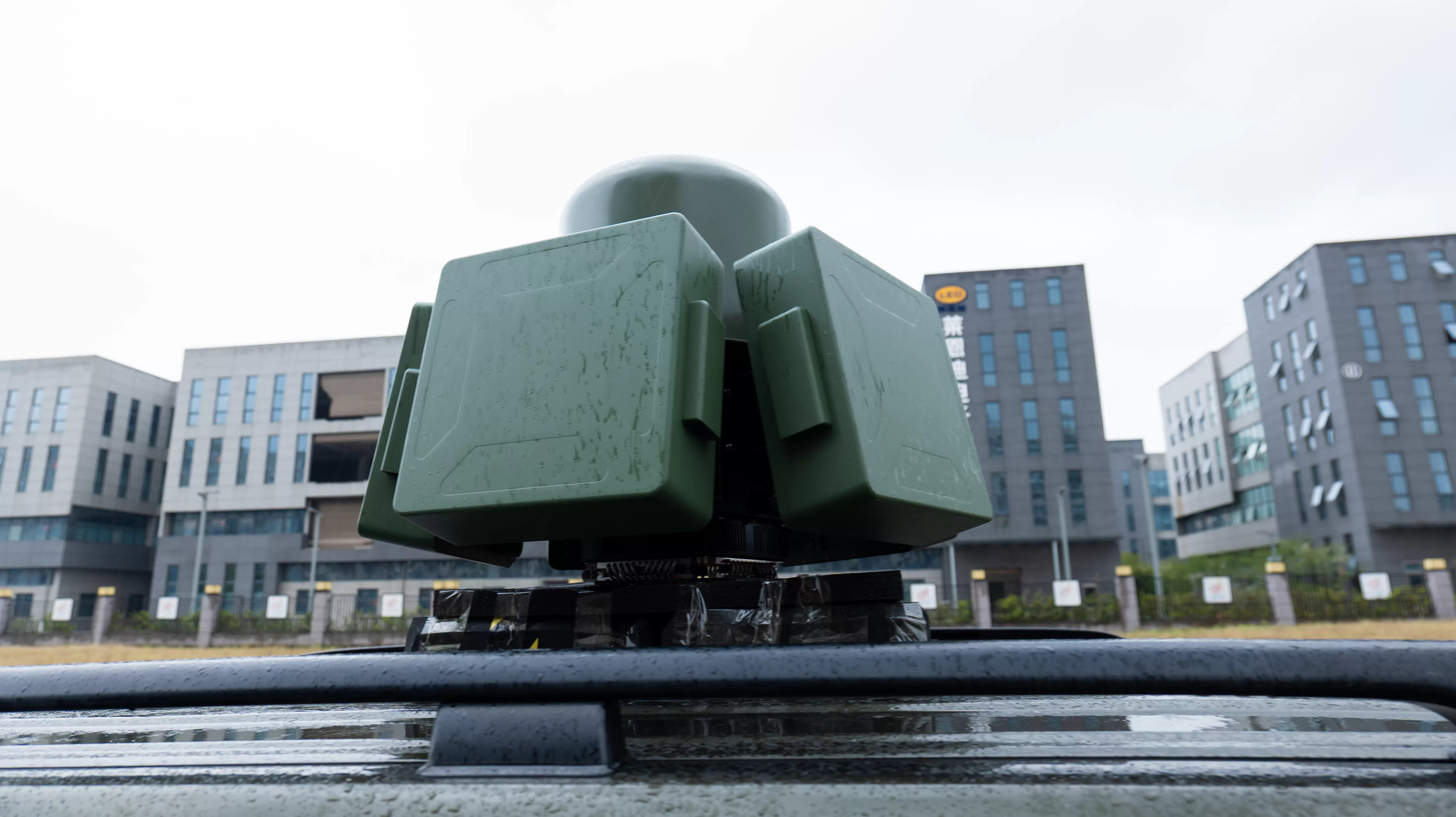 อุปกรณ์ตรวจจับและรบกวนโดรนติดรถยนต์ DR100-AB