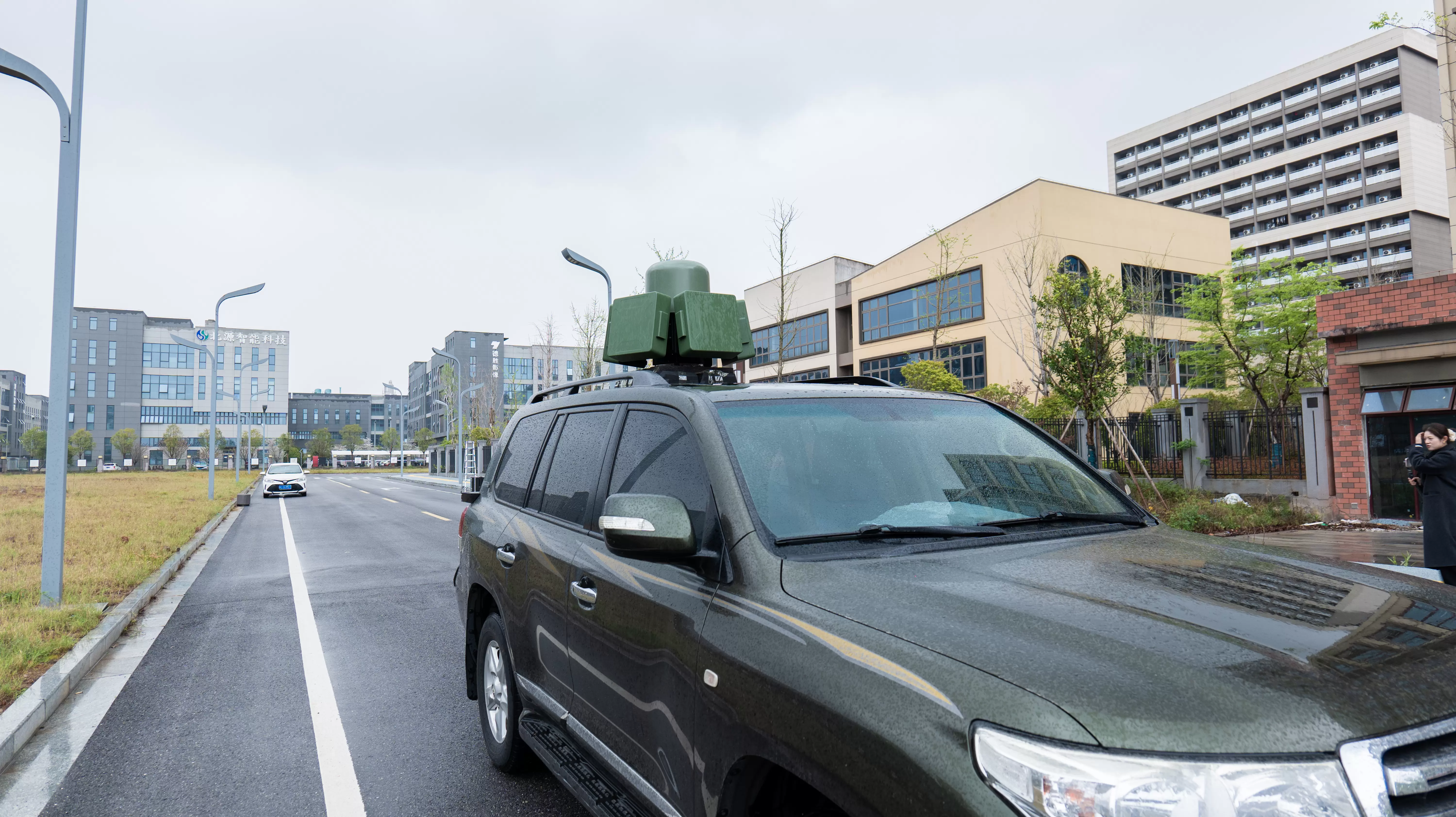 อุปกรณ์ตรวจจับและรบกวนโดรนติดรถยนต์ DR100-AB