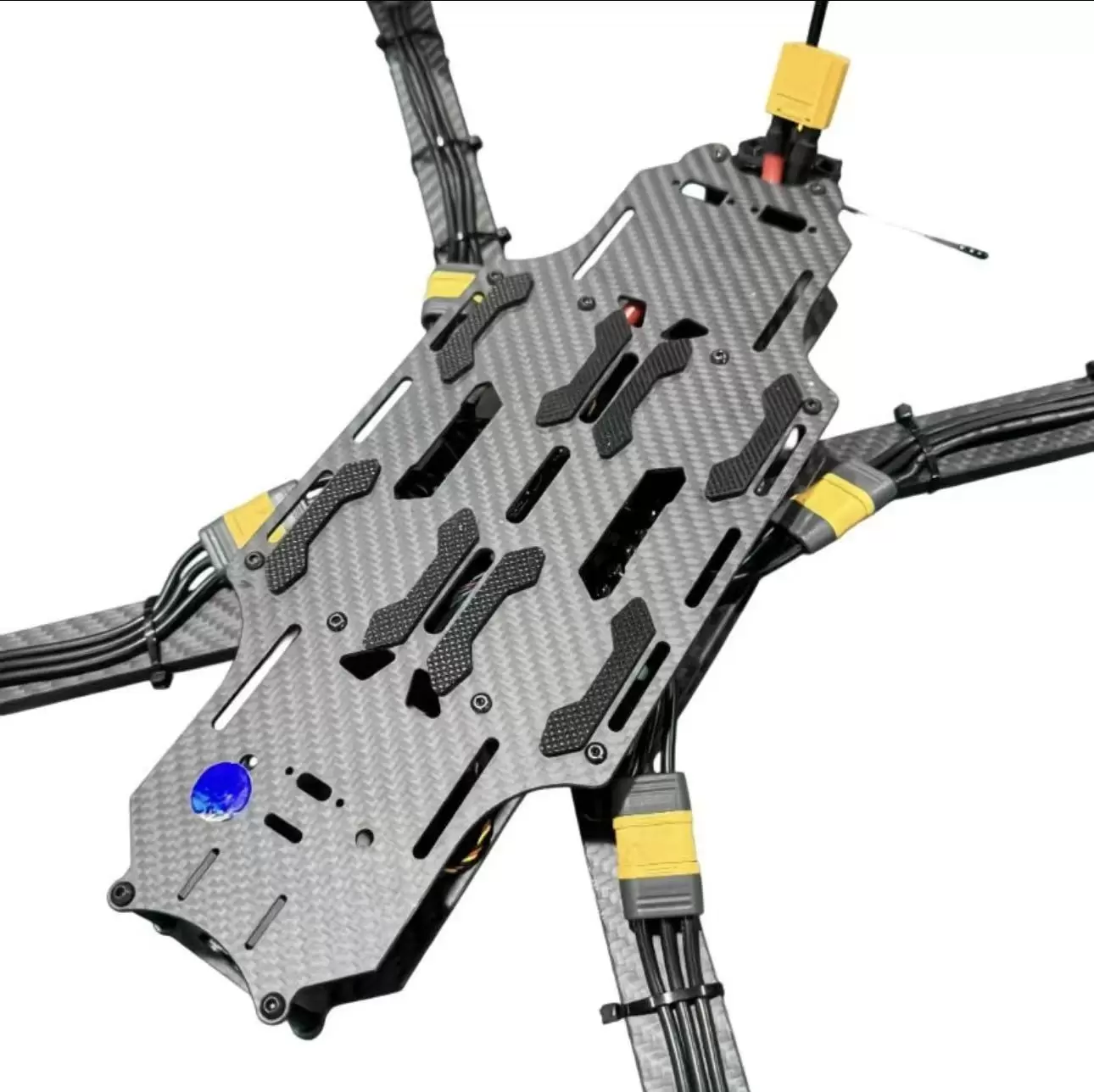 โดรน FPV ขนาด 15 นิ้ว พร้อมระบบนำทาง AI และระบบส่งสัญญาณไฟเบอร์ออปติก